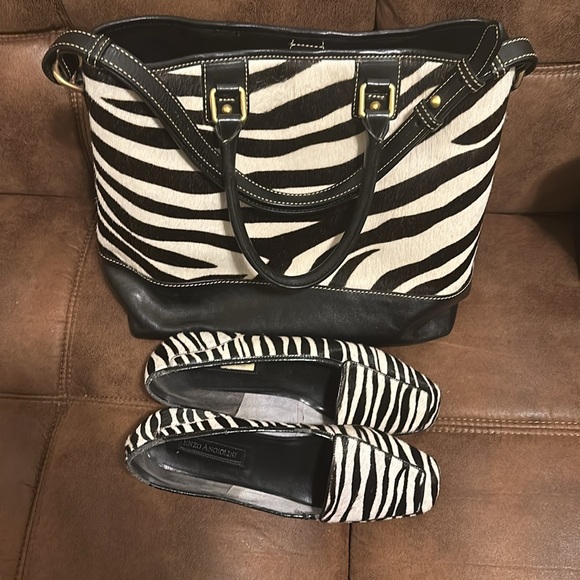 Cleaning out closet pocketbook good condition shoes have been worn are size 10w - Picture 6 of 6